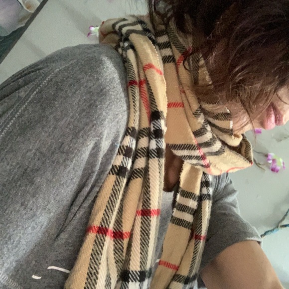 Burberry cashmere classic scarf - Picture 2 of 8